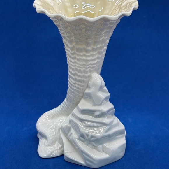 Vintage Belleek Cornucopia Rock Spill Vase Green 6th Mark 1965-1980 - Picture 2 of 7